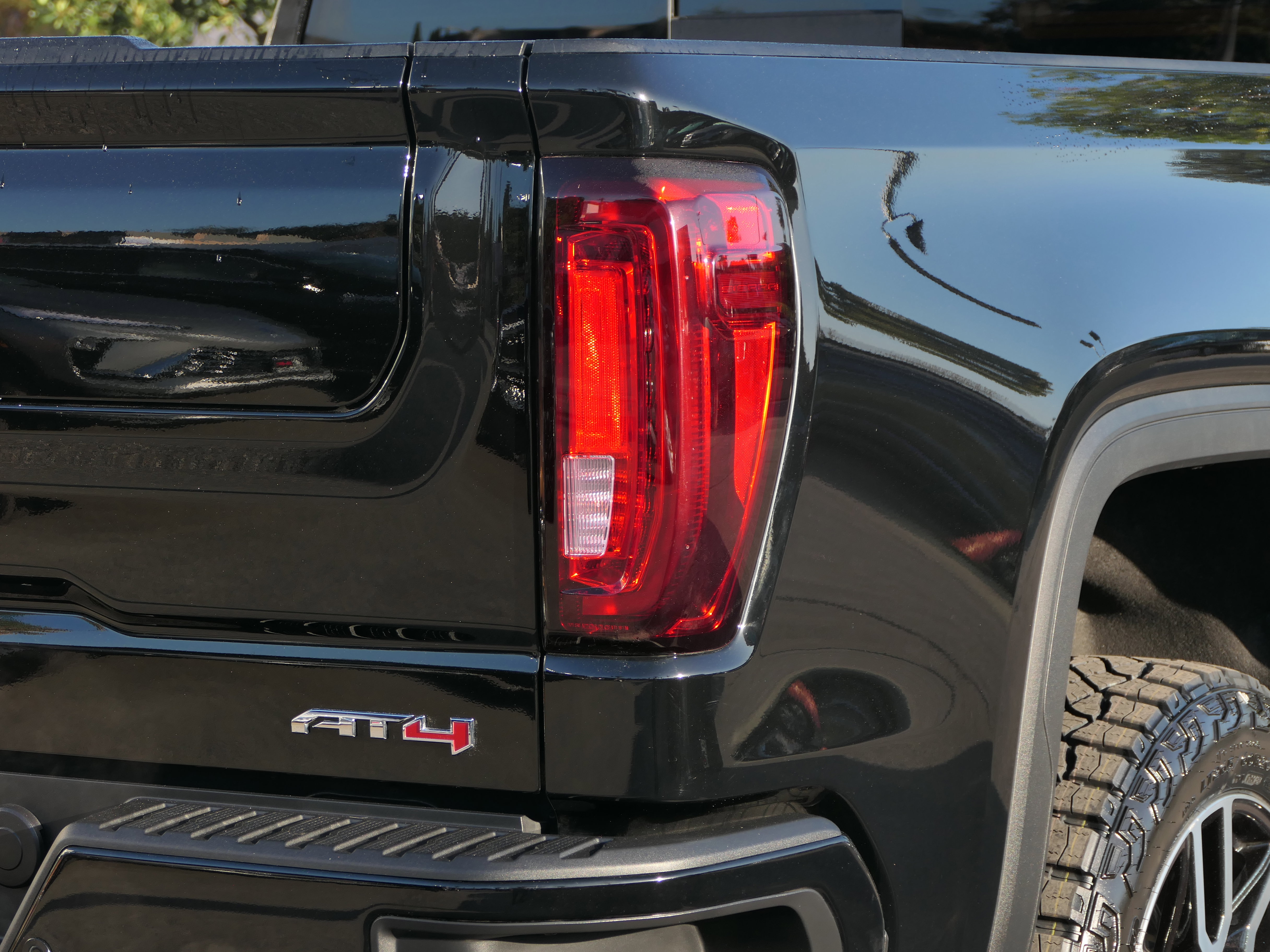 Used 2022 GMC Sierra 1500 AT4 w/ AT4 Premium Package image 6