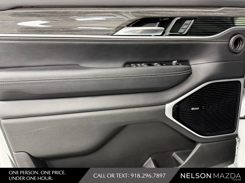 Used 2022 Jeep Wagoneer Series III w/ Premium Group I AWD/4WD image 18