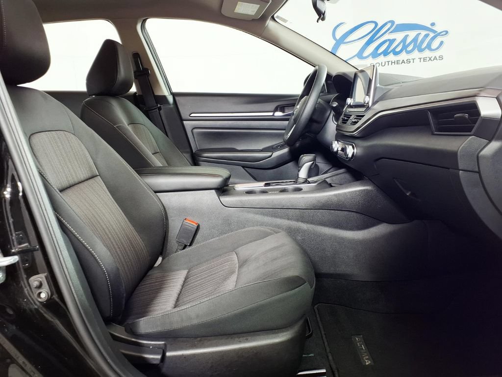 Used 2025 Nissan Altima 2.5 SV FWD image 13