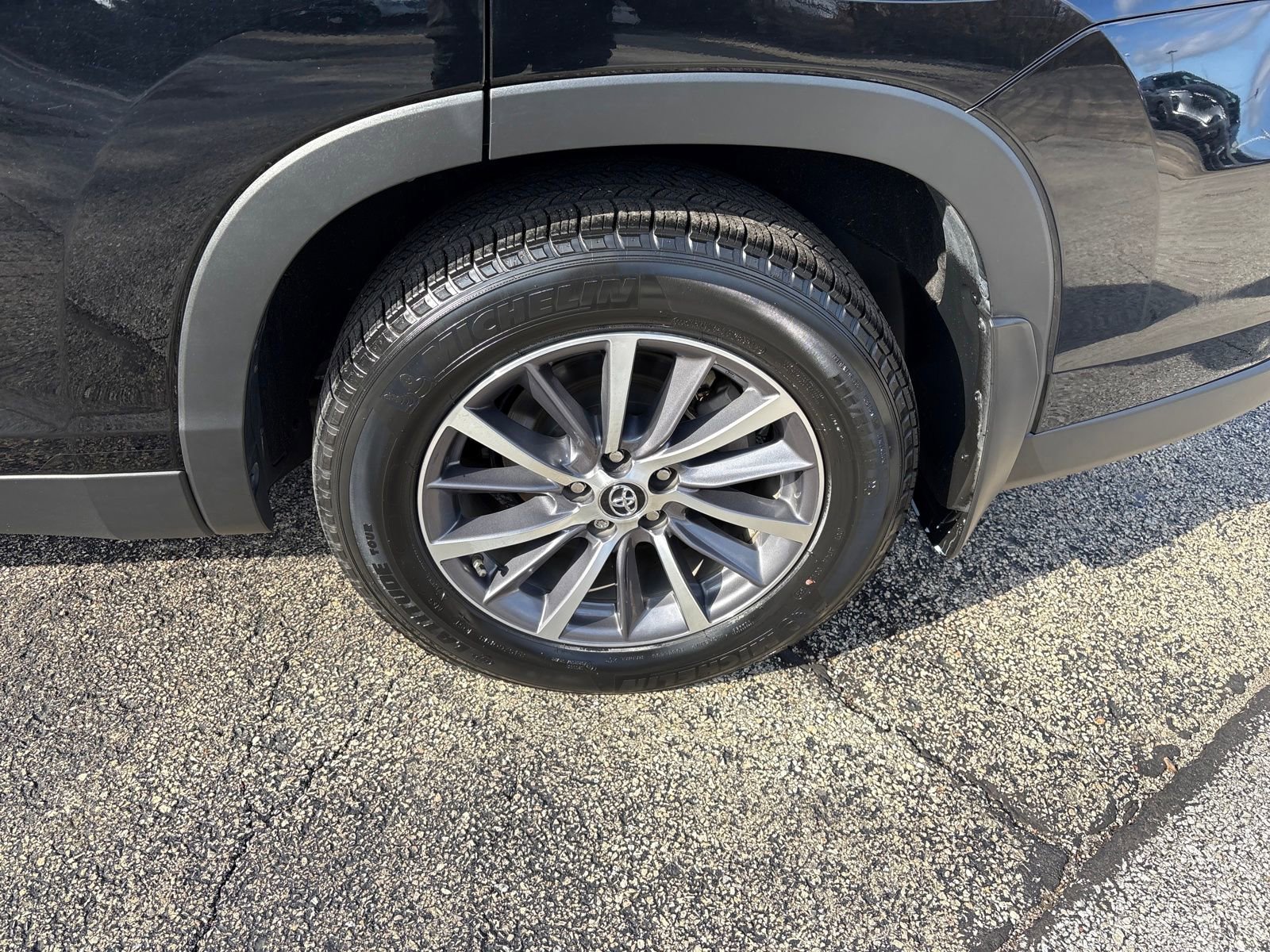 Used 2019 Toyota Highlander XLE w/ Carpet Mat Package (TMS) image 18