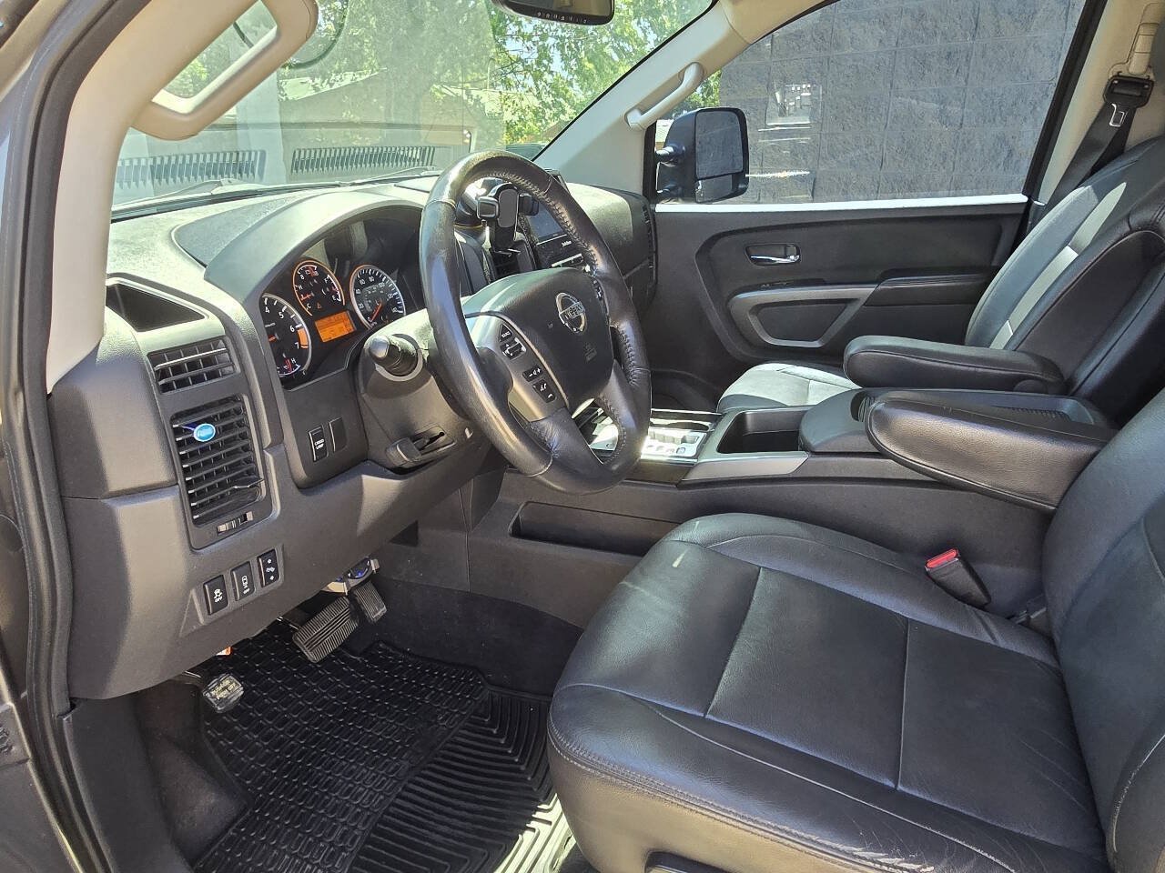 Used 2015 Nissan Titan SV w/ SV Value Truck Package AWD/4WD image 7