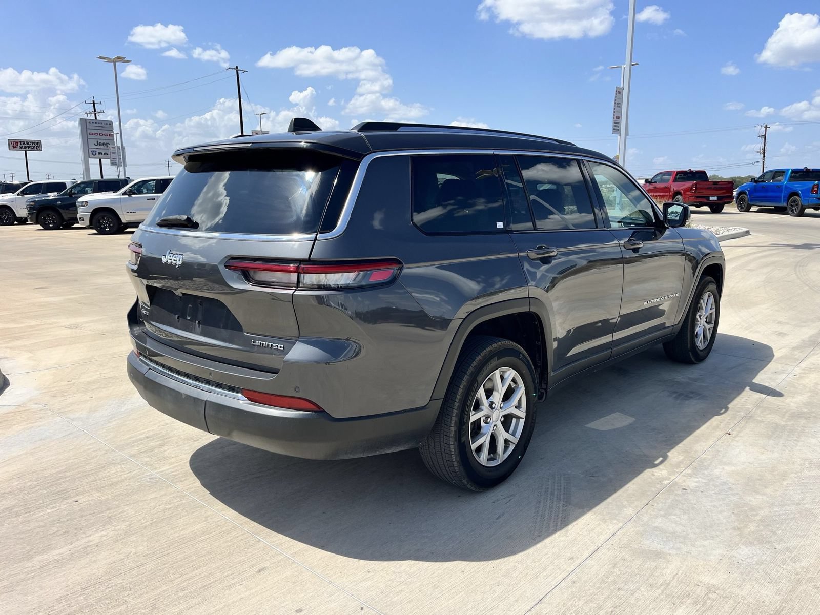 Used 2023 Jeep Grand Cherokee L Limited RWD image 3