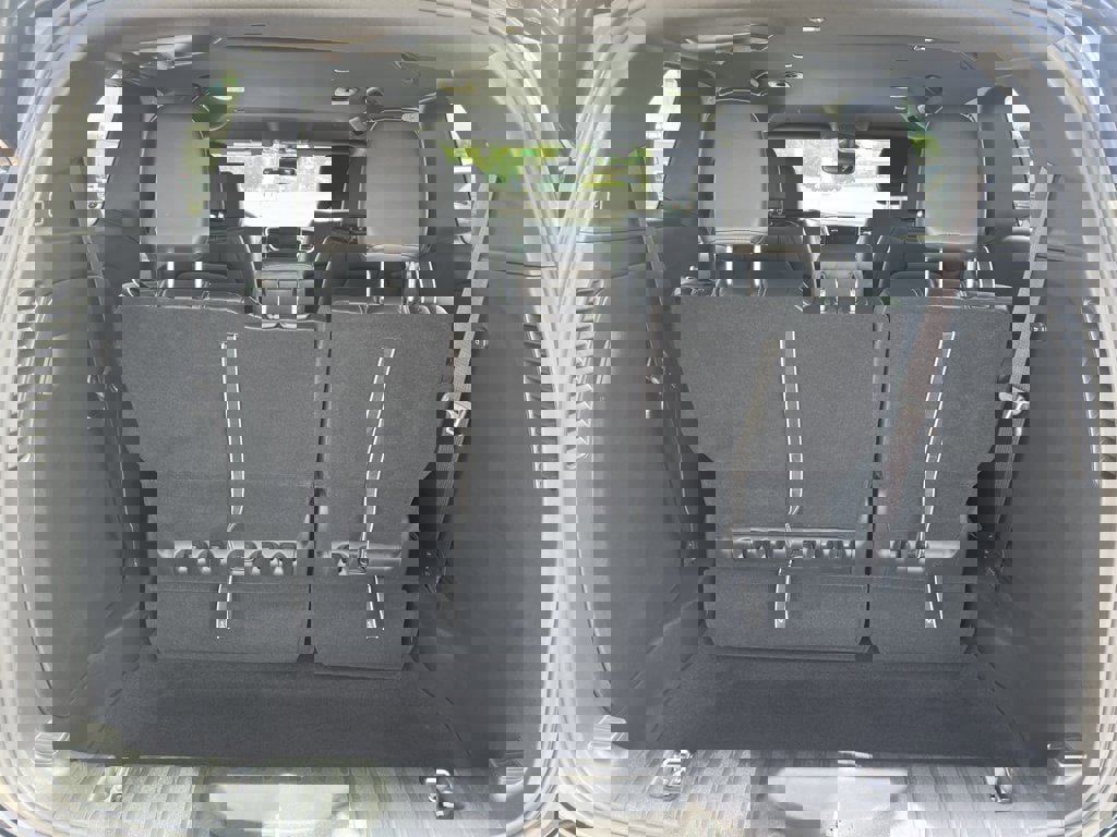 Used 2025 Chrysler Pacifica Select image 12