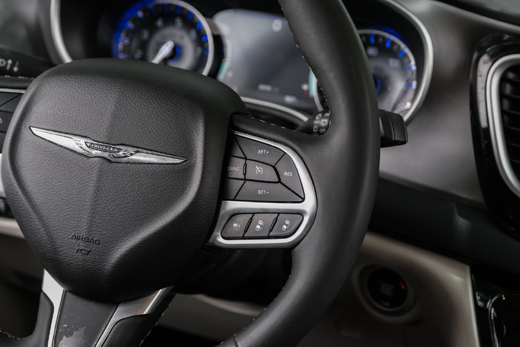 Used 2024 Chrysler Pacifica Touring-L FWD image 27