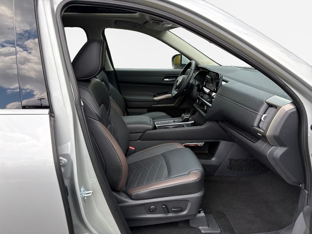 Used 2025 Nissan Pathfinder Platinum FWD image 26