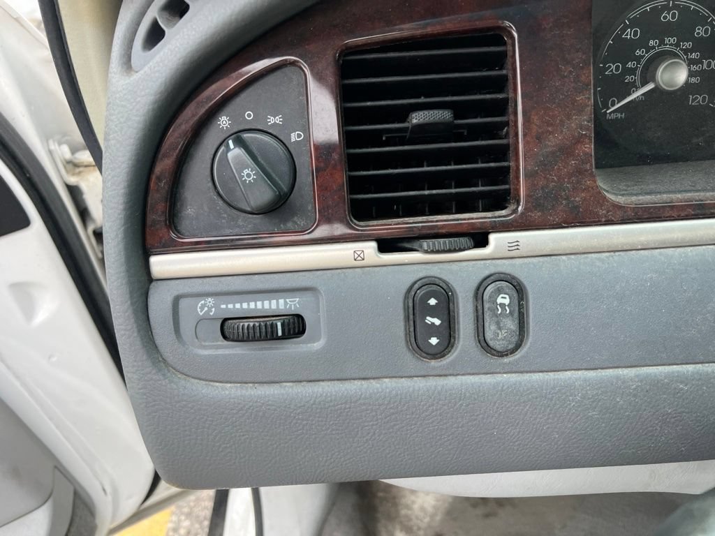 Used 2006 Lincoln Town Car Signature RWD image 7