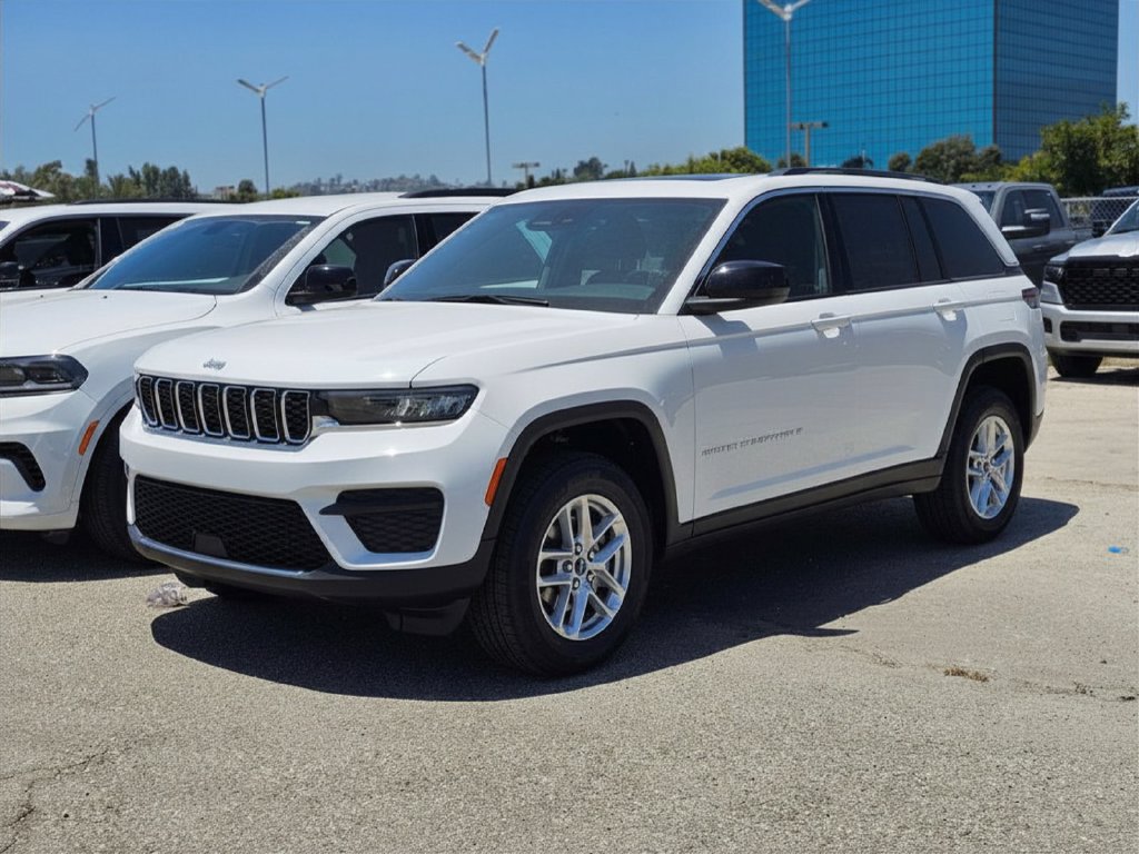 New 2026 Jeep Grand Cherokee Laredo RWD image 2