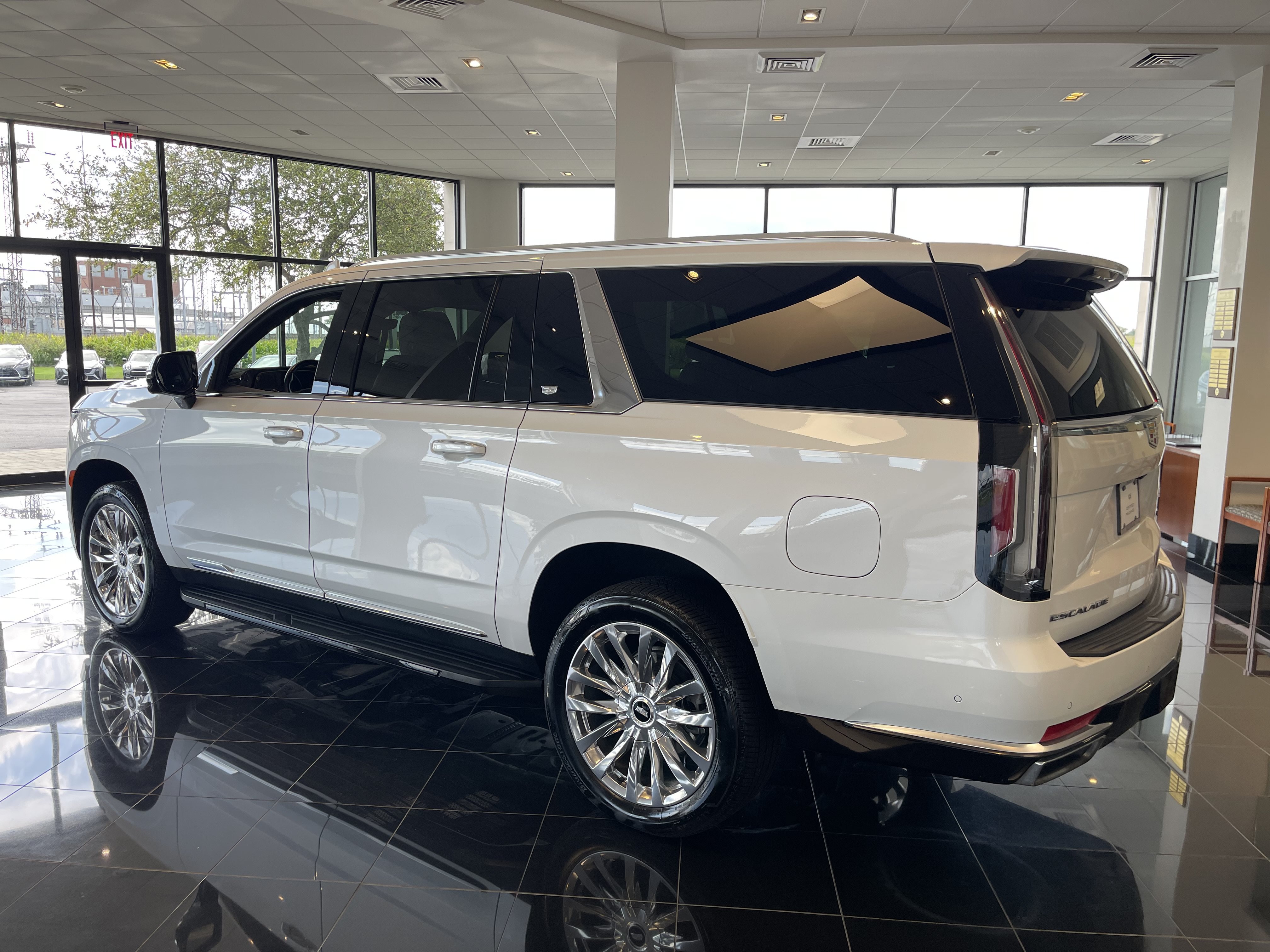 Certified 2024 Cadillac Escalade ESV Premium Luxury AWD/4WD image 4