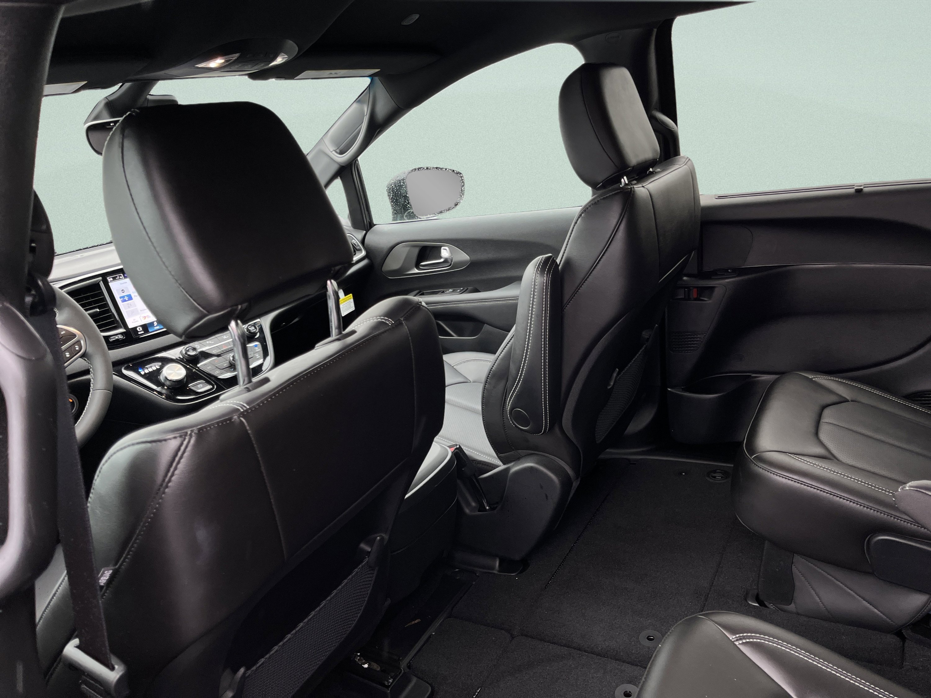 Used 2025 Chrysler Voyager LX image 23