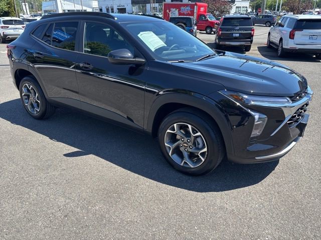 Used 2025 Chevrolet Trax LT w/ LT Convenience Package FWD image 7