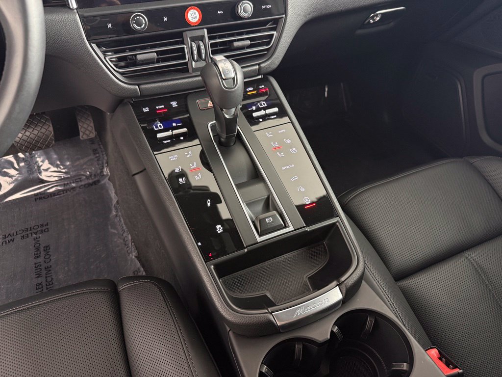 Certified 2025 Porsche Macan AWD/4WD image 24
