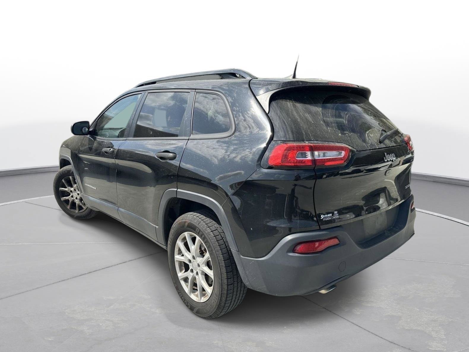 Used 2017 Jeep Cherokee Sport image 8