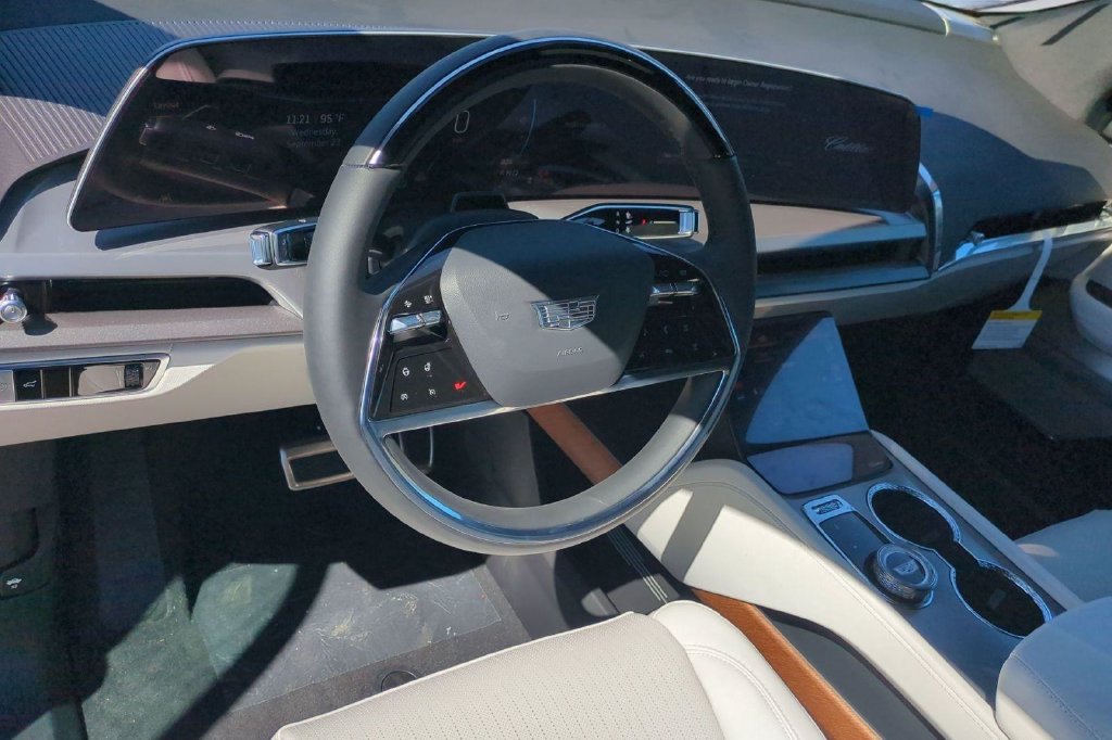 New 2027 Cadillac Vistiq Luxury w/ LPO, Floor Liner Package AWD/4WD image 6