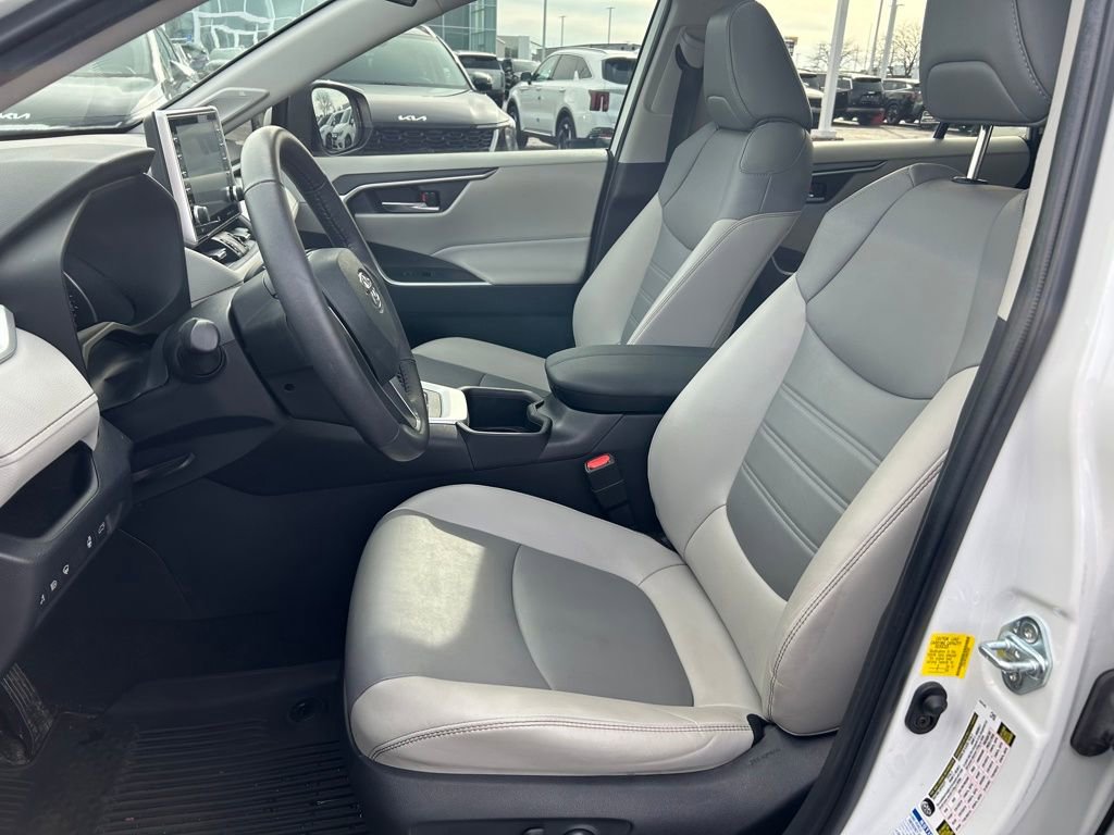 Used 2022 Toyota RAV4 XLE Premium image 21