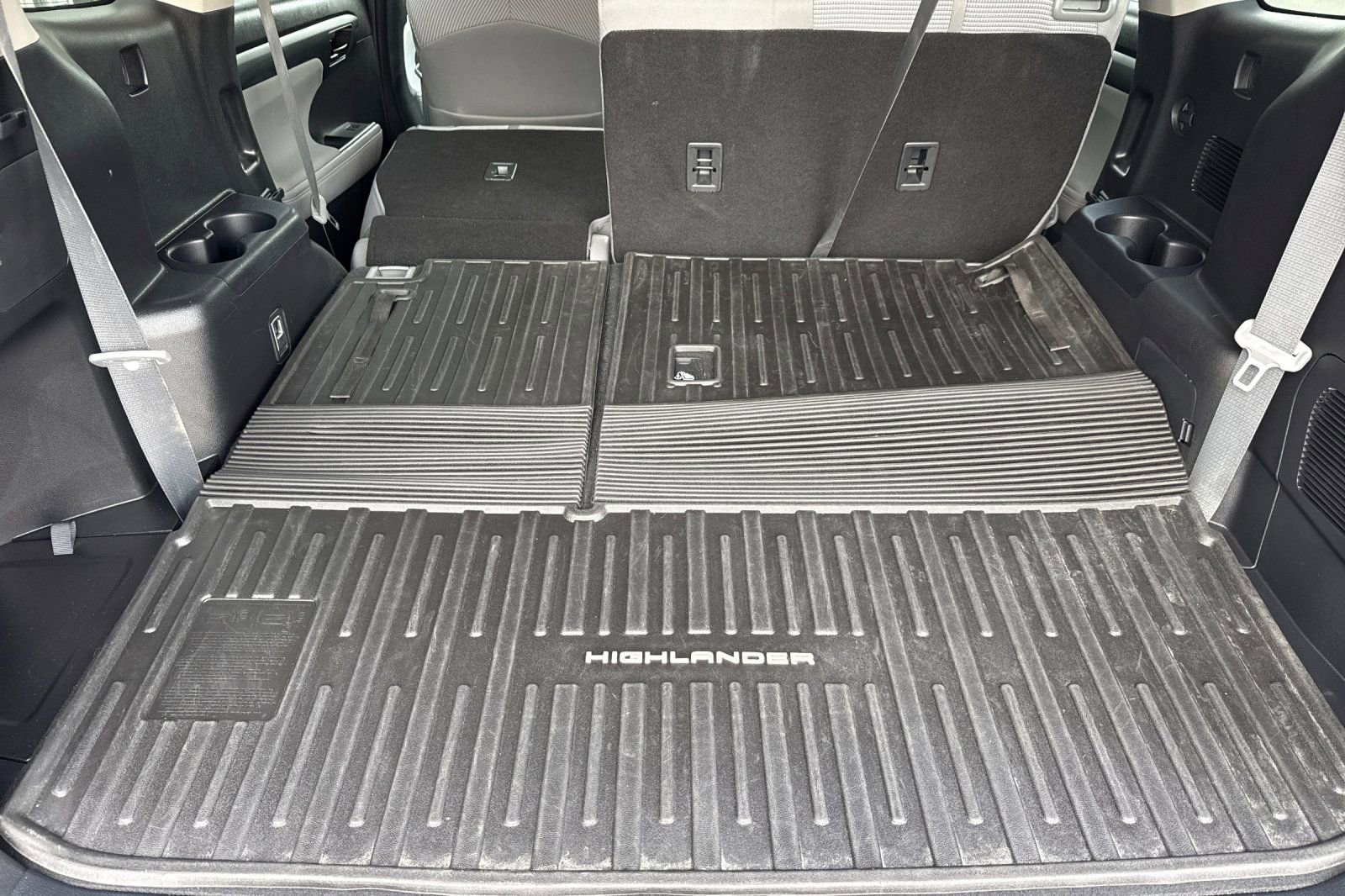 Used 2022 Toyota Highlander LE AWD/4WD image 16