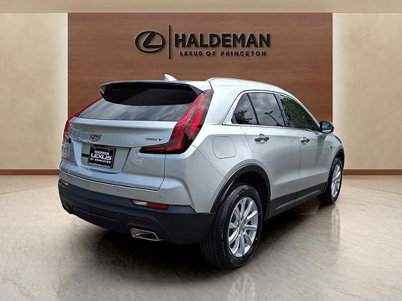 Used 2021 Cadillac XT4 Luxury w/ Cold Weather Package AWD/4WD image 6