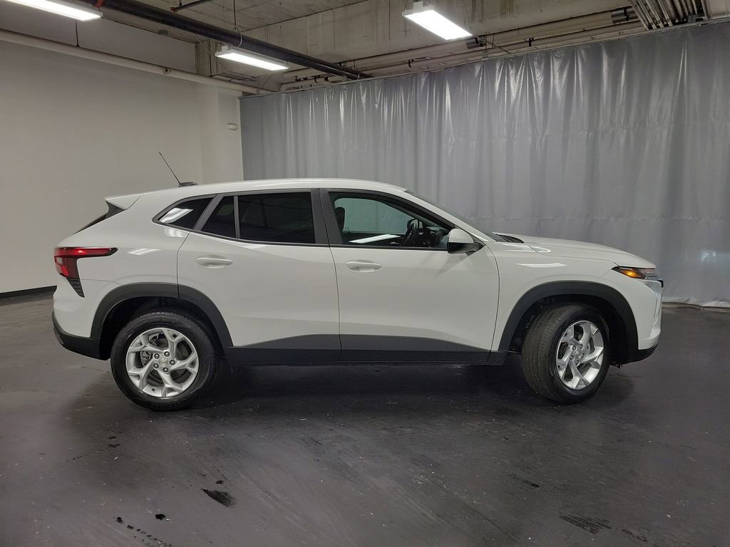 Used 2025 Chevrolet Trax LS w/ LS Convenience Package image 9