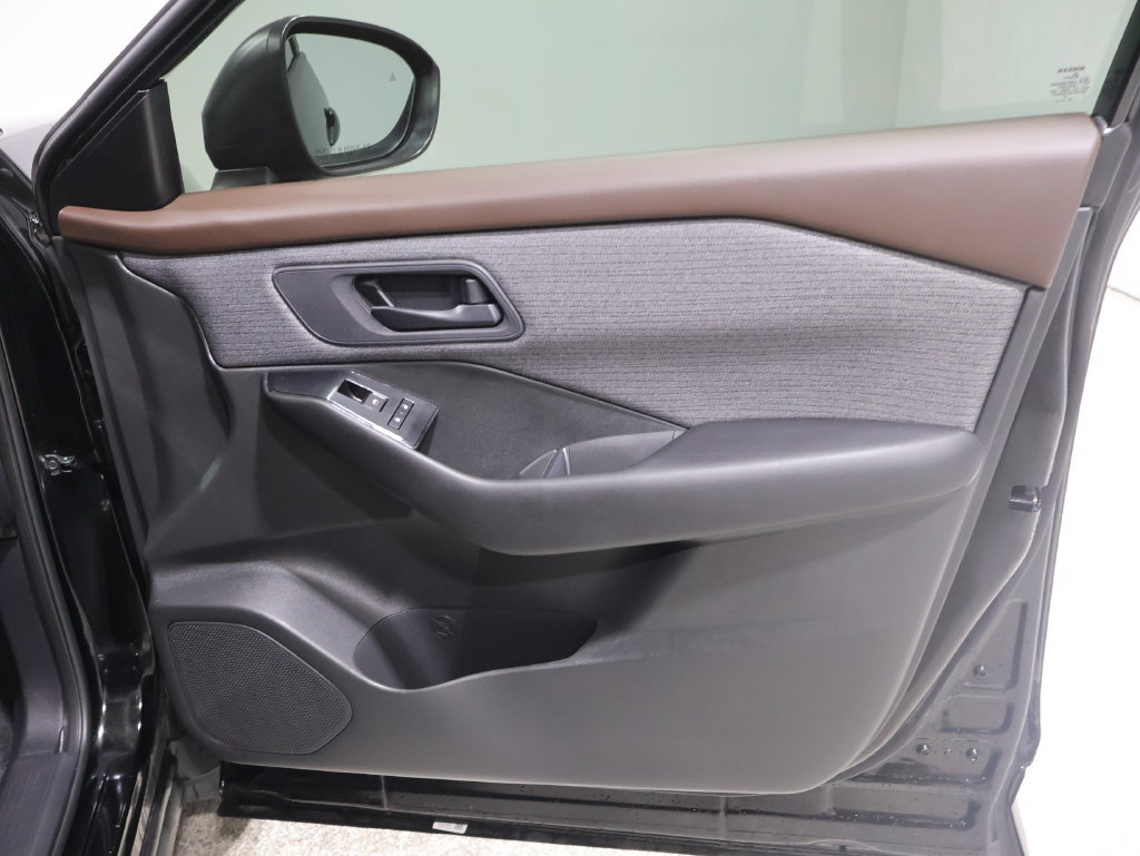 Used 2023 Nissan Rogue S AWD/4WD image 23