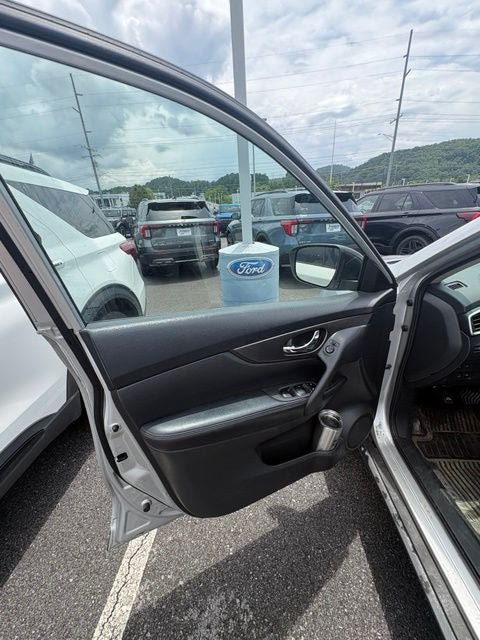 Used 2016 Nissan Rogue SV AWD/4WD image 13