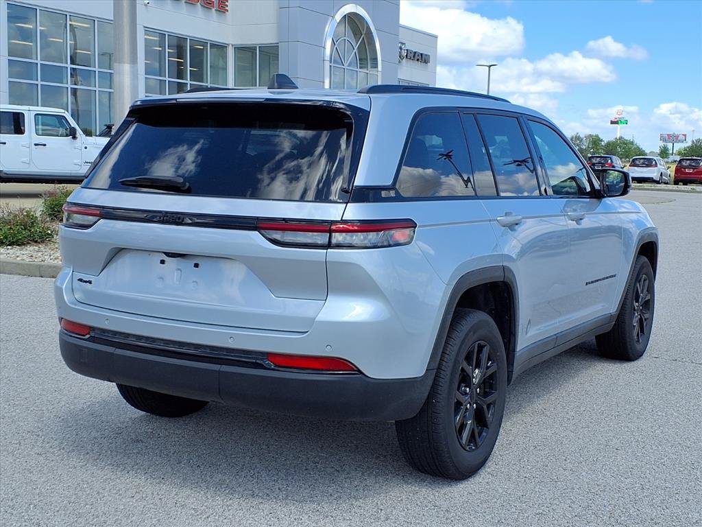 Used 2025 Jeep Grand Cherokee Altitude AWD/4WD image 3