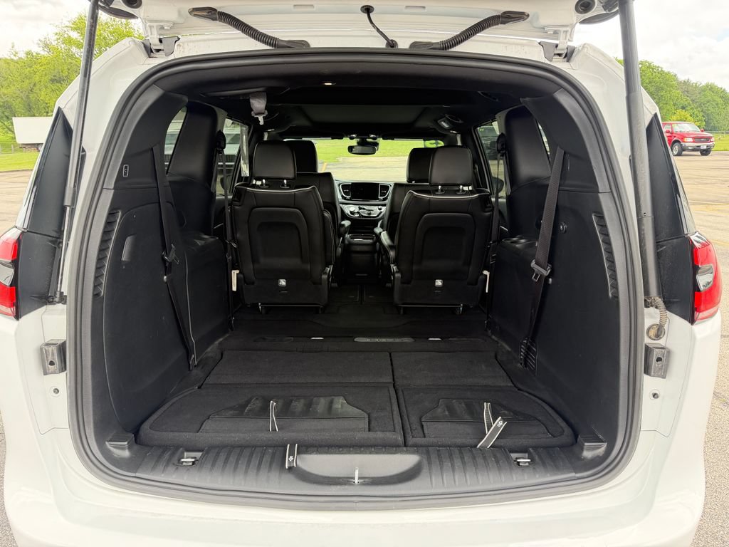 Used 2025 Chrysler Pacifica Limited FWD image 11