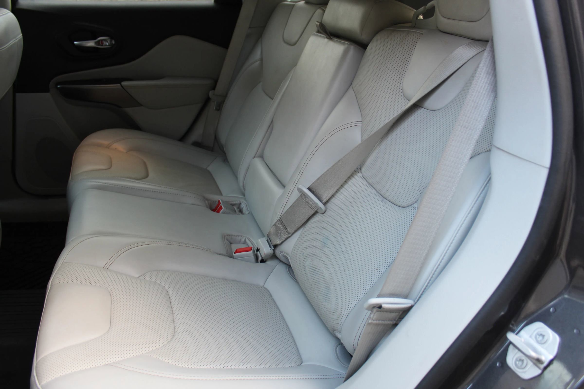 Used 2019 Jeep Cherokee Limited image 13