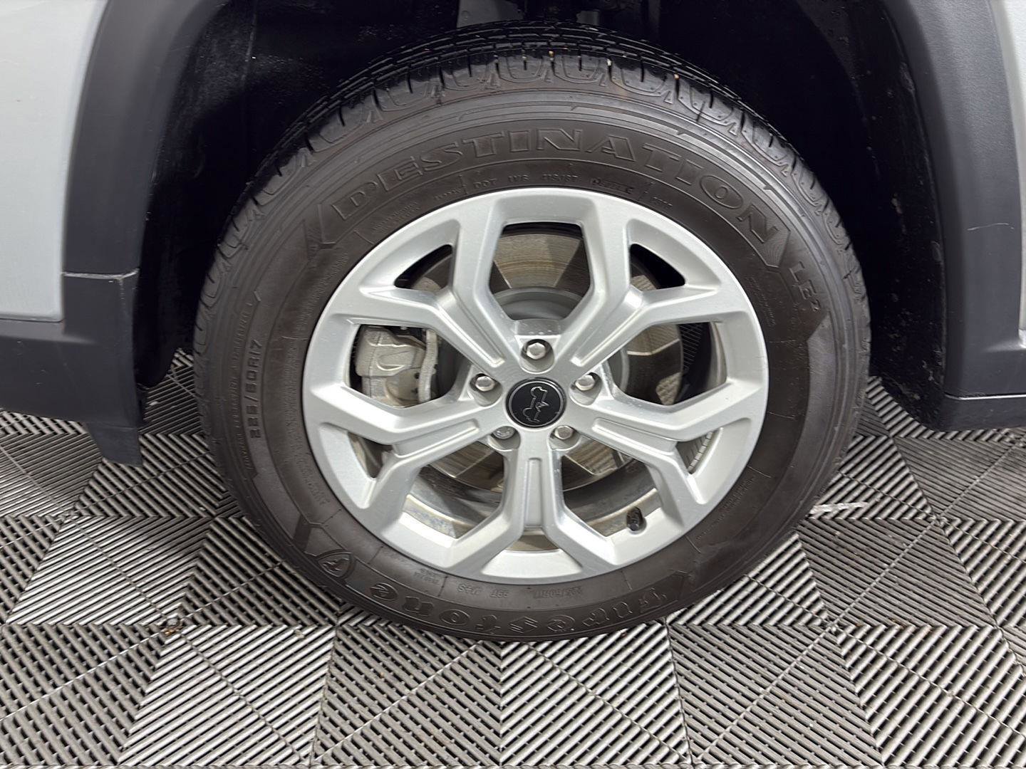 Used 2025 Jeep Compass Latitude image 16