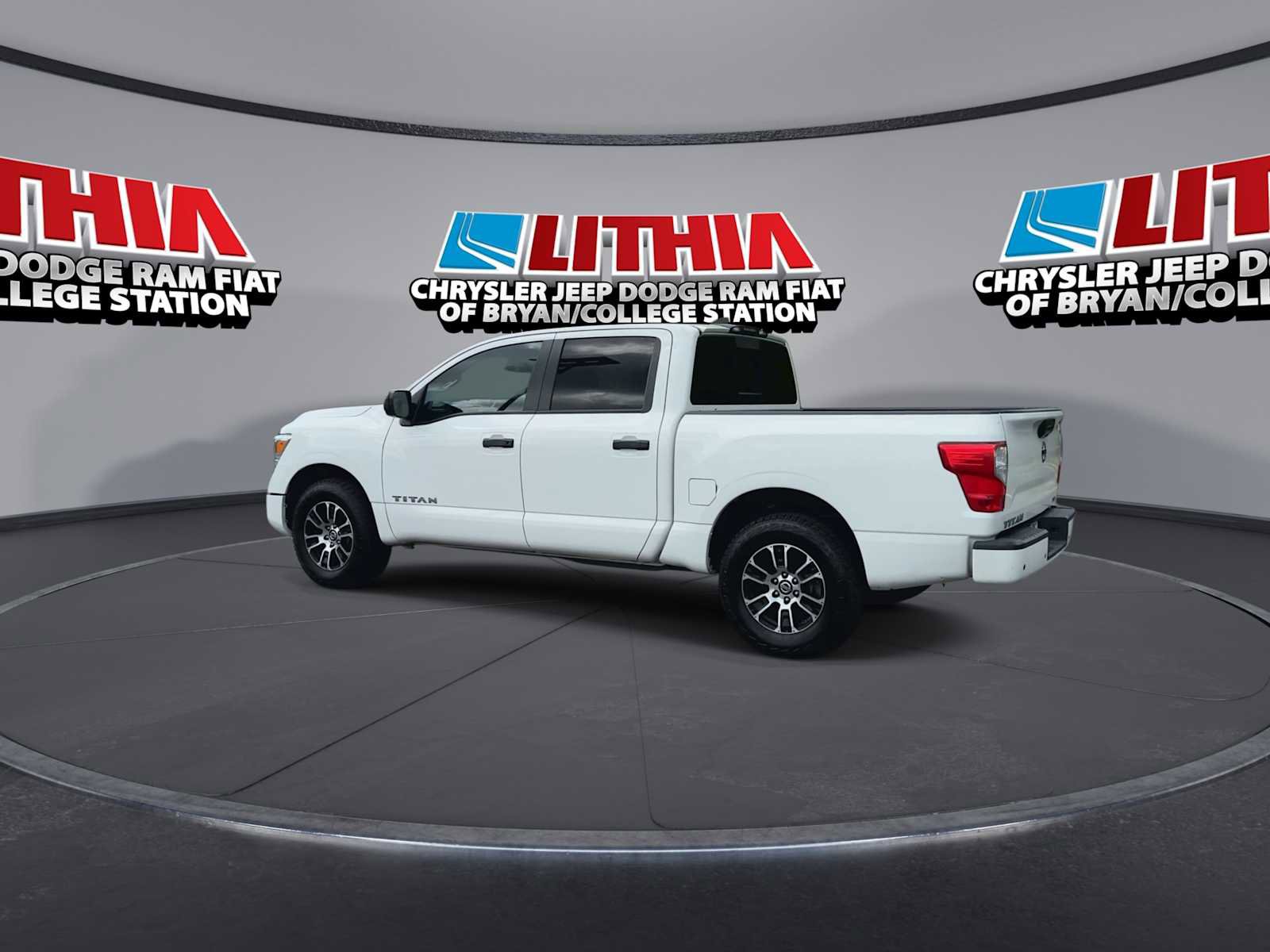 Used 2022 Nissan Titan SV image 6