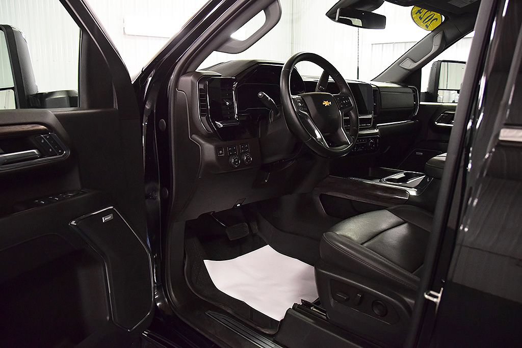 Used 2024 Chevrolet Silverado 2500 LTZ w/ LTZ Convenience Package AWD/4WD image 17