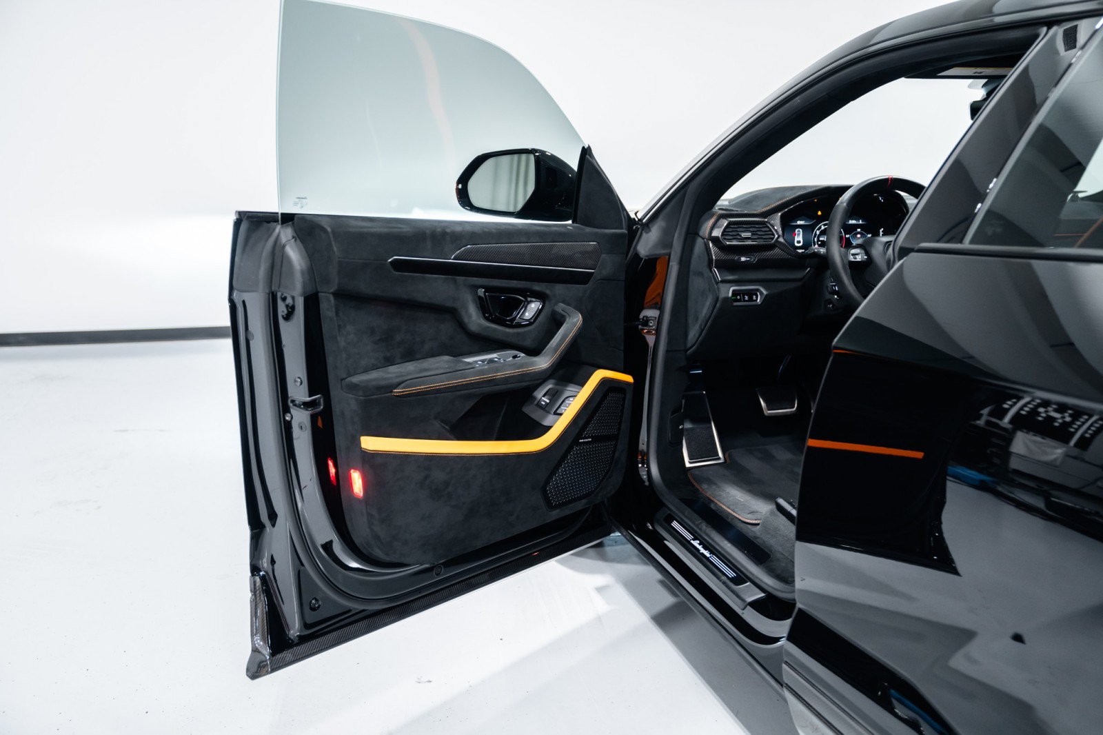 Used 2024 Lamborghini Urus Performante AWD/4WD image 31