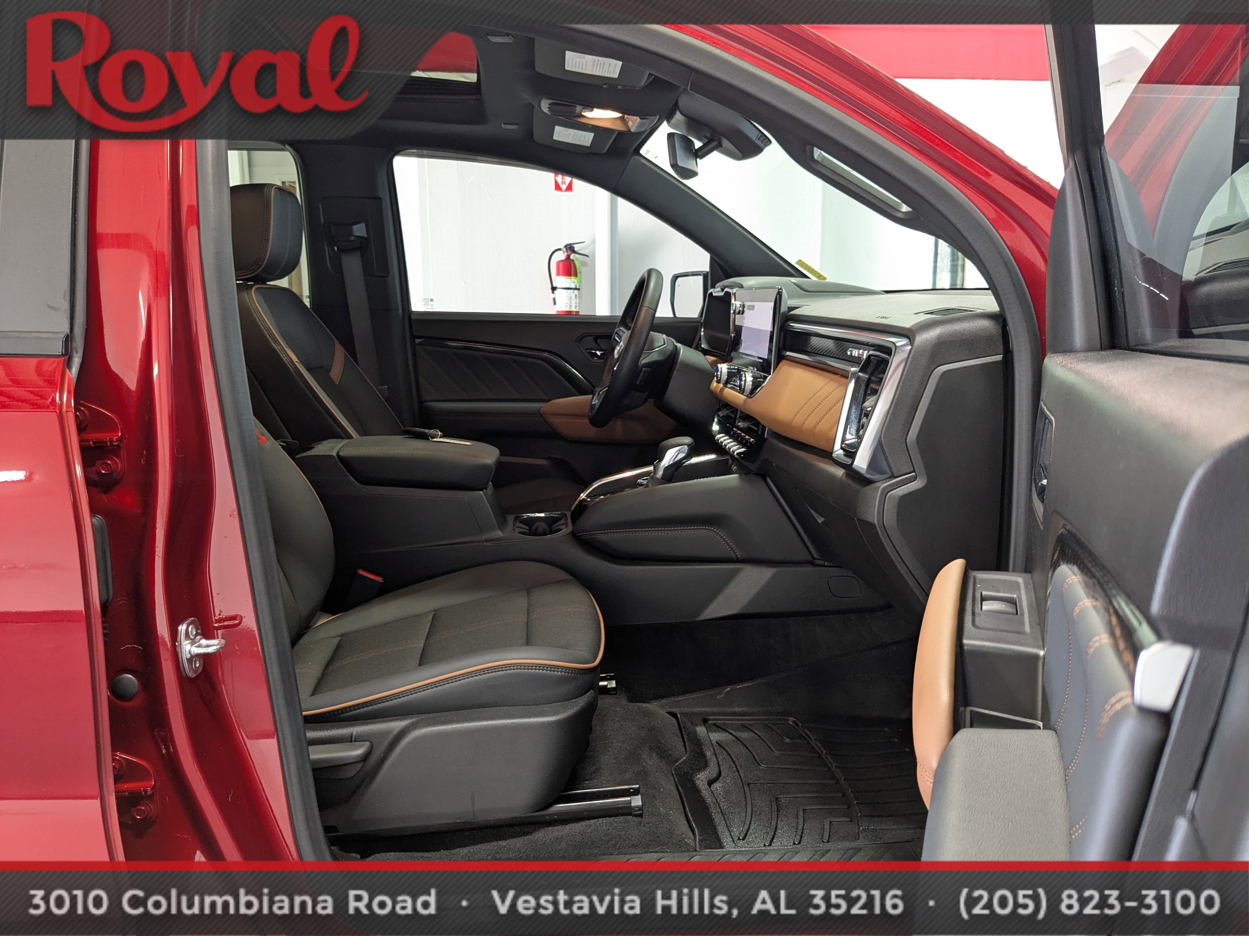 Used 2024 GMC Canyon AT4 w/ Technology Package image 8