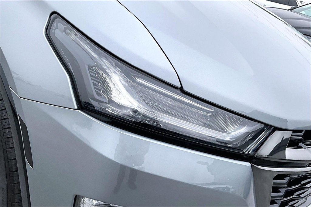 Used 2023 Chevrolet Traverse Premier w/ Redline Edition image 31