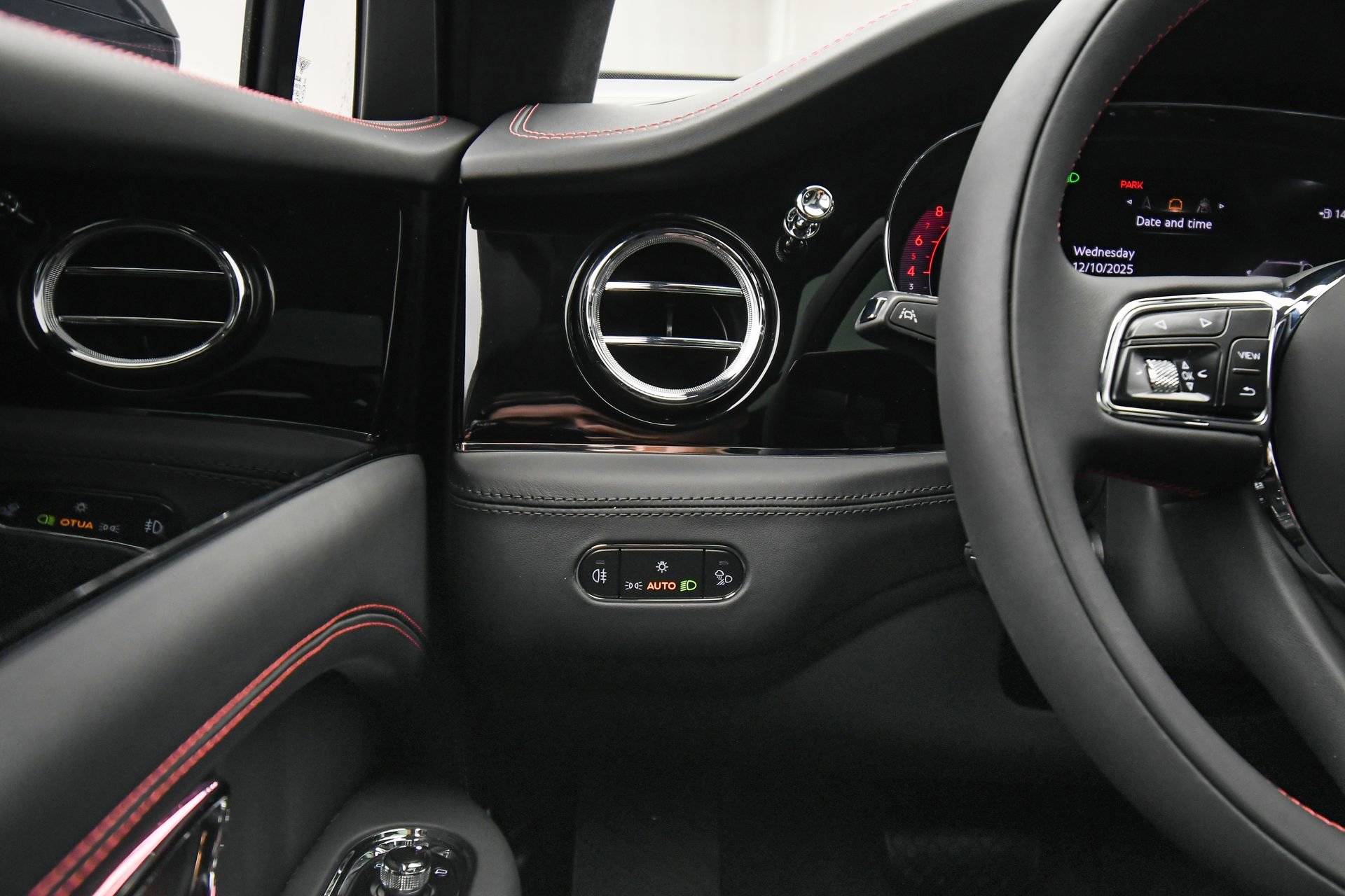 New 2025 Bentley Bentayga AWD/4WD image 32