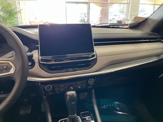 Used 2023 Jeep Compass Limited image 9