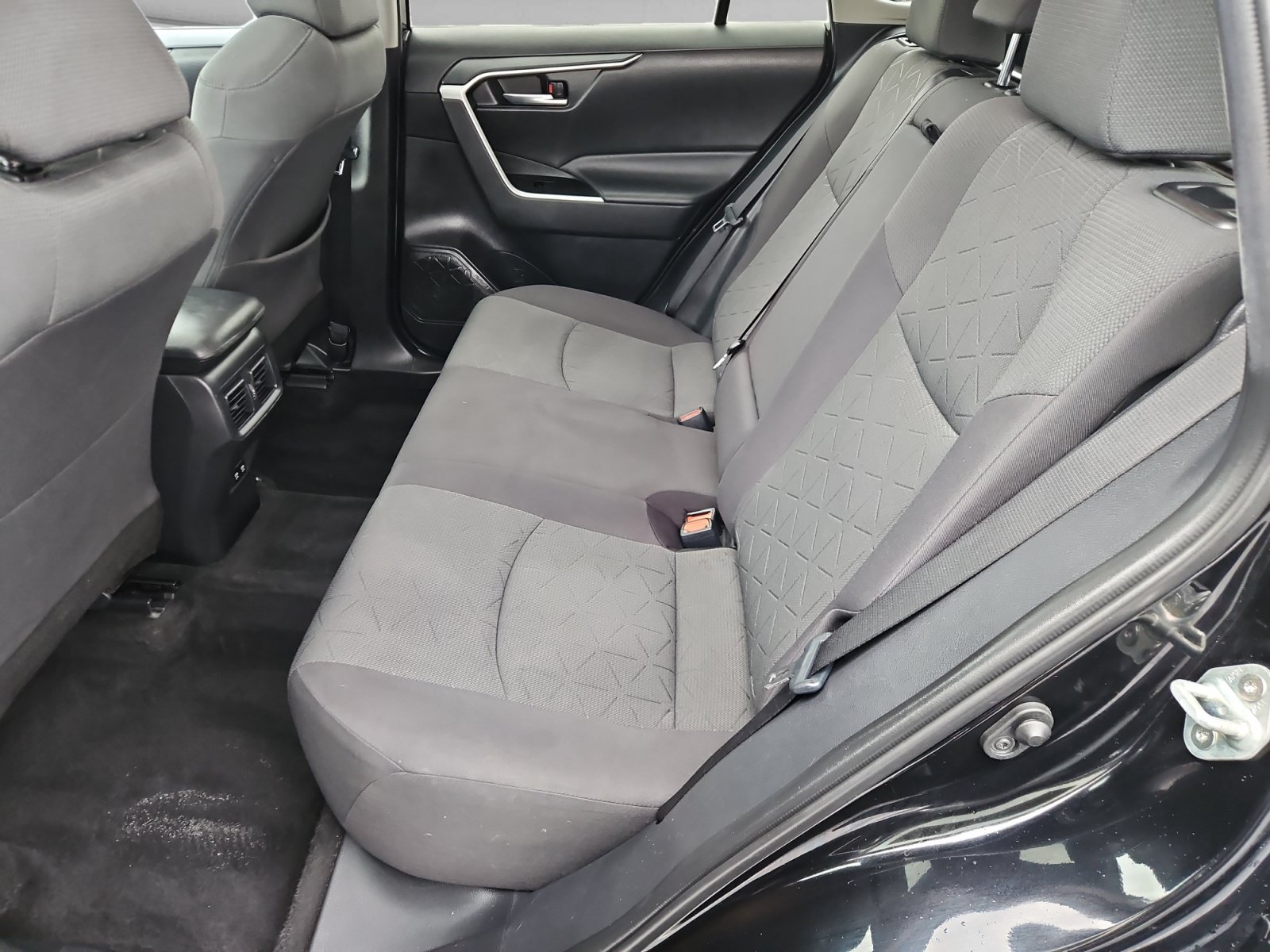 Used 2021 Toyota RAV4 XLE w/ Convenience Package FWD image 14