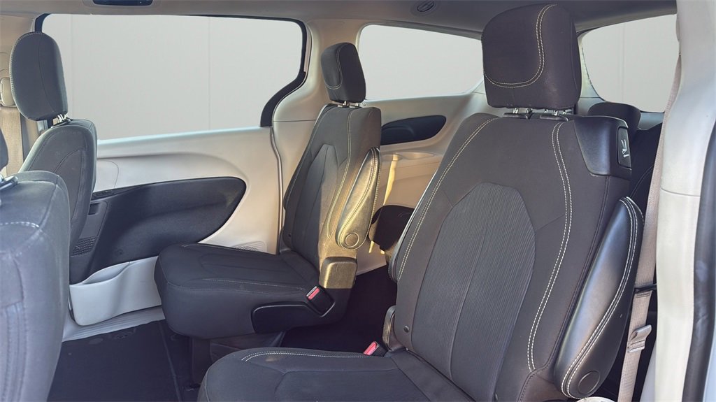 Used 2022 Chrysler Voyager LX image 21