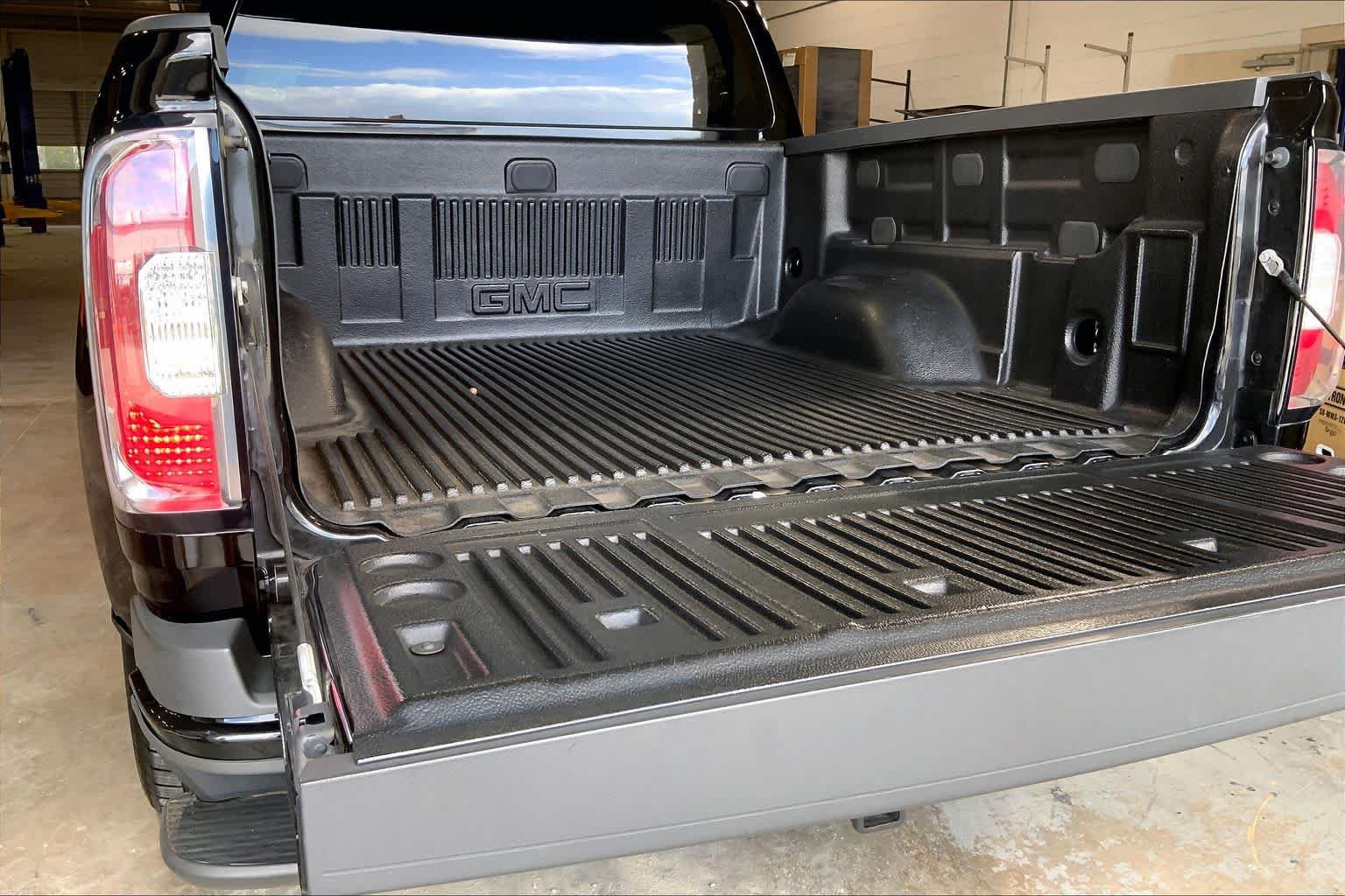 Used 2015 GMC Canyon SLE w/ All-Terrain Package RWD image 31