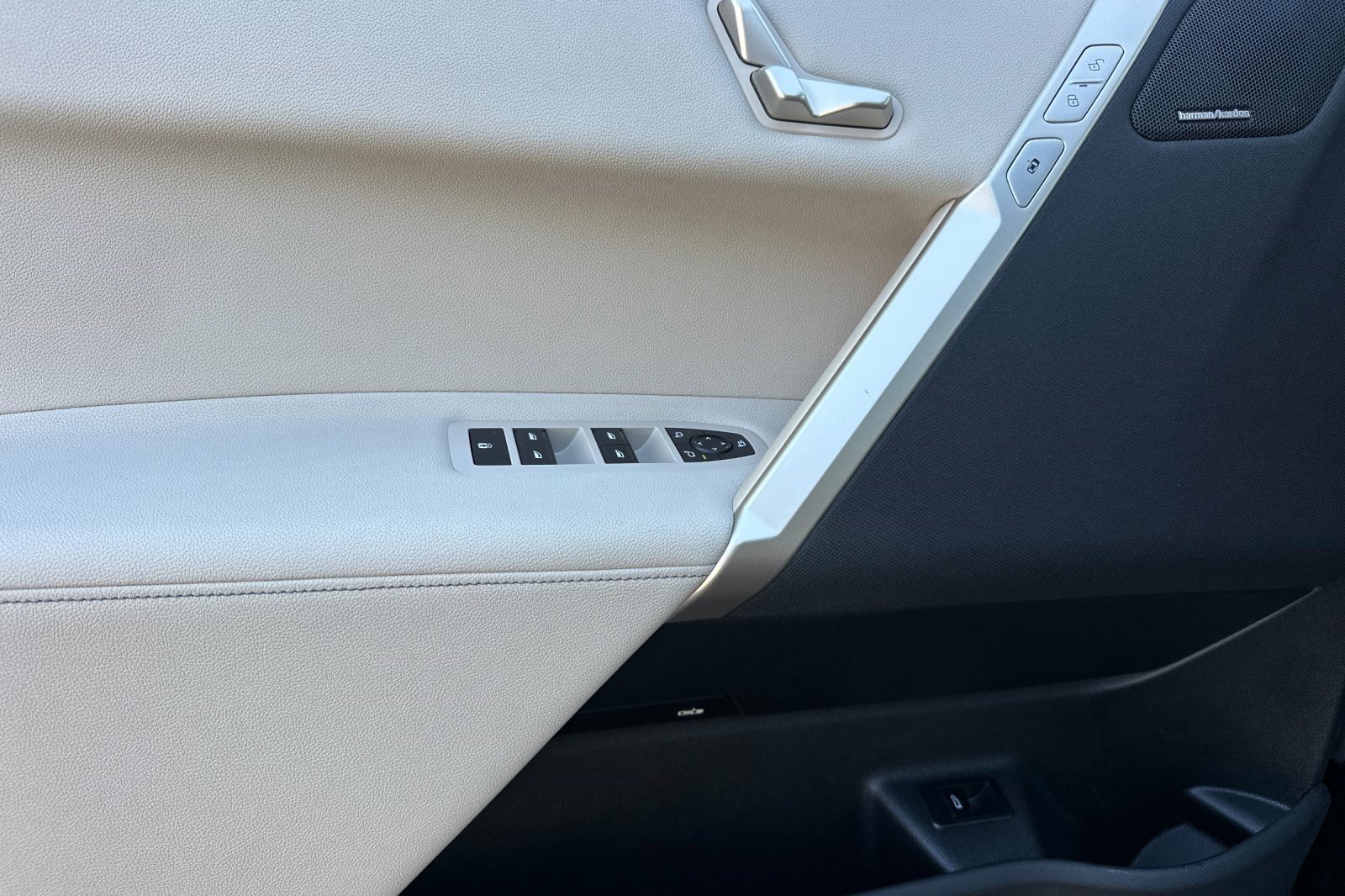 Used 2025 BMW iX xDrive50 image 12