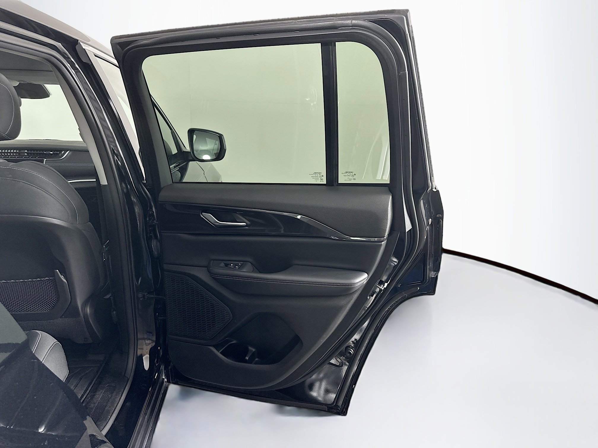 Used 2023 Jeep Grand Cherokee Laredo image 29