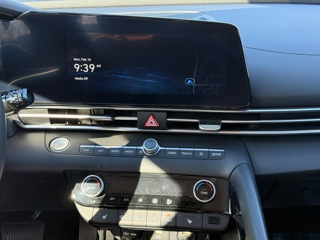 Used 2023 Hyundai Elantra SEL w/ Convenience Package image 16