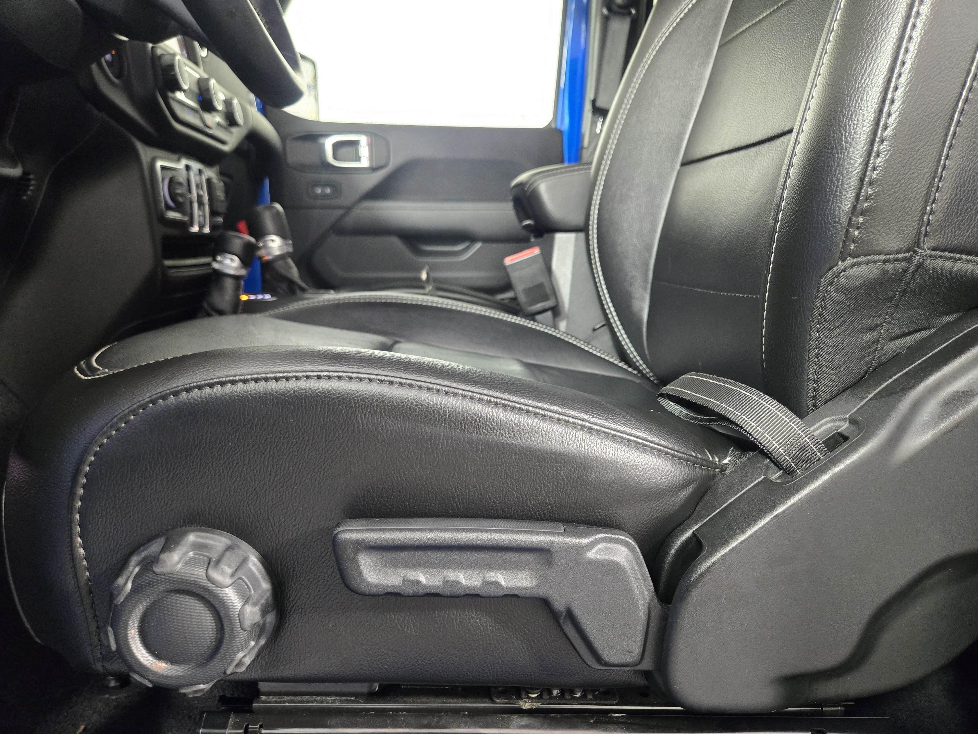 Used 2022 Jeep Wrangler Unlimited Sahara image 30