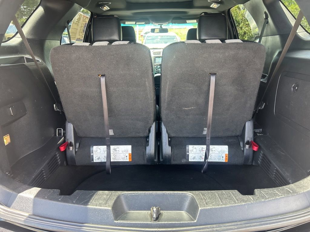 Used 2017 Ford Explorer XLT w/ Equipment Group 202A AWD/4WD image 18