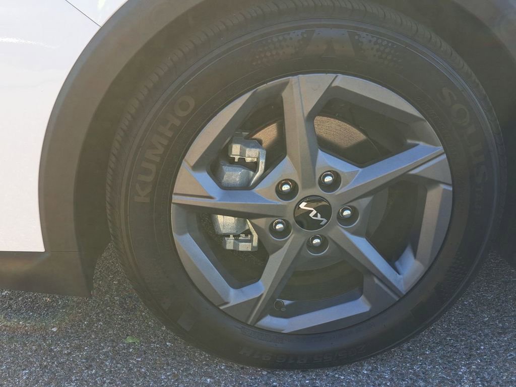 Used 2025 Kia K4 LXS image 11