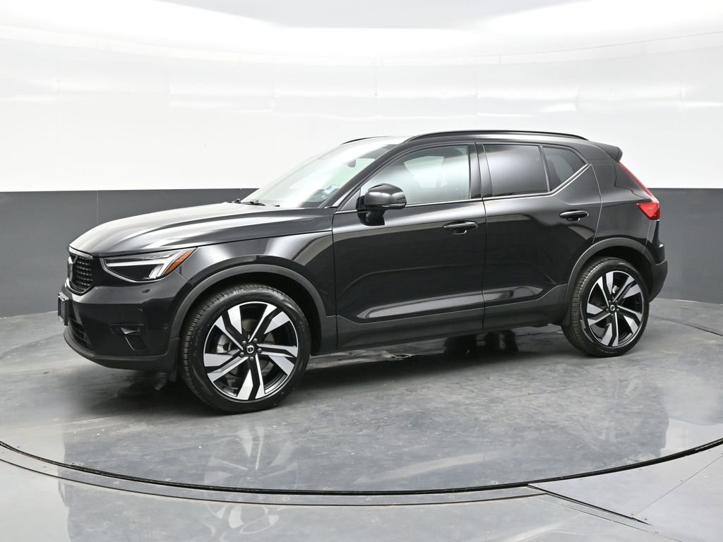 Used 2025 Volvo XC40 B5 Plus image 3