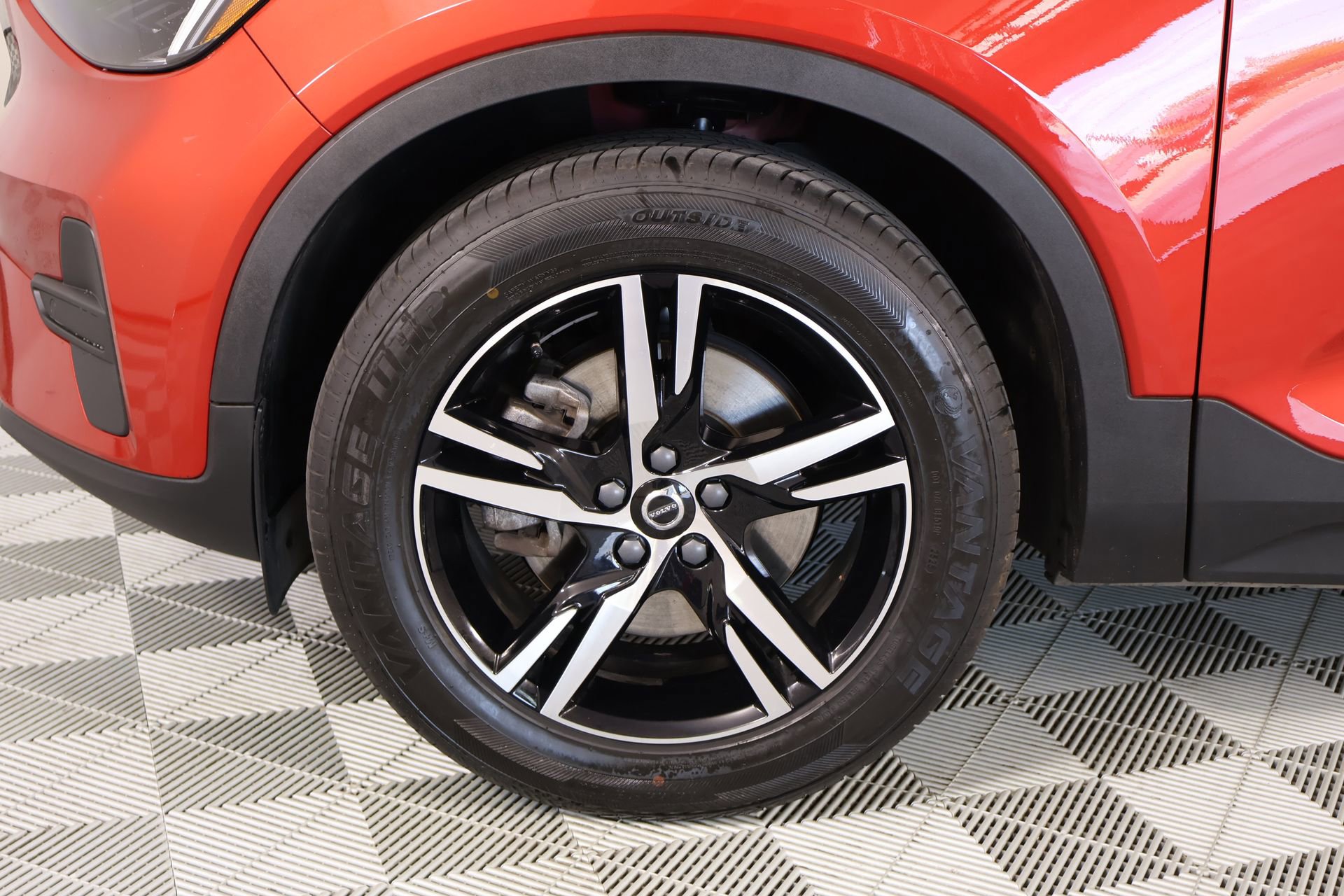 Used 2023 Volvo XC40 B5 Core image 17