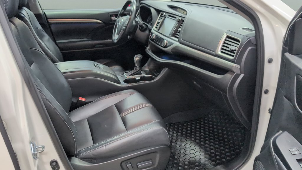 Used 2017 Toyota Highlander SE AWD/4WD image 28
