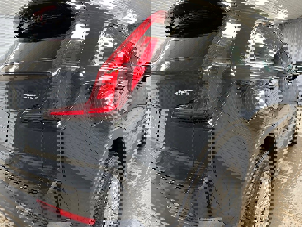 Certified 2022 Cadillac XT4 Premium Luxury w/ Enhanced Visibility Package image 32