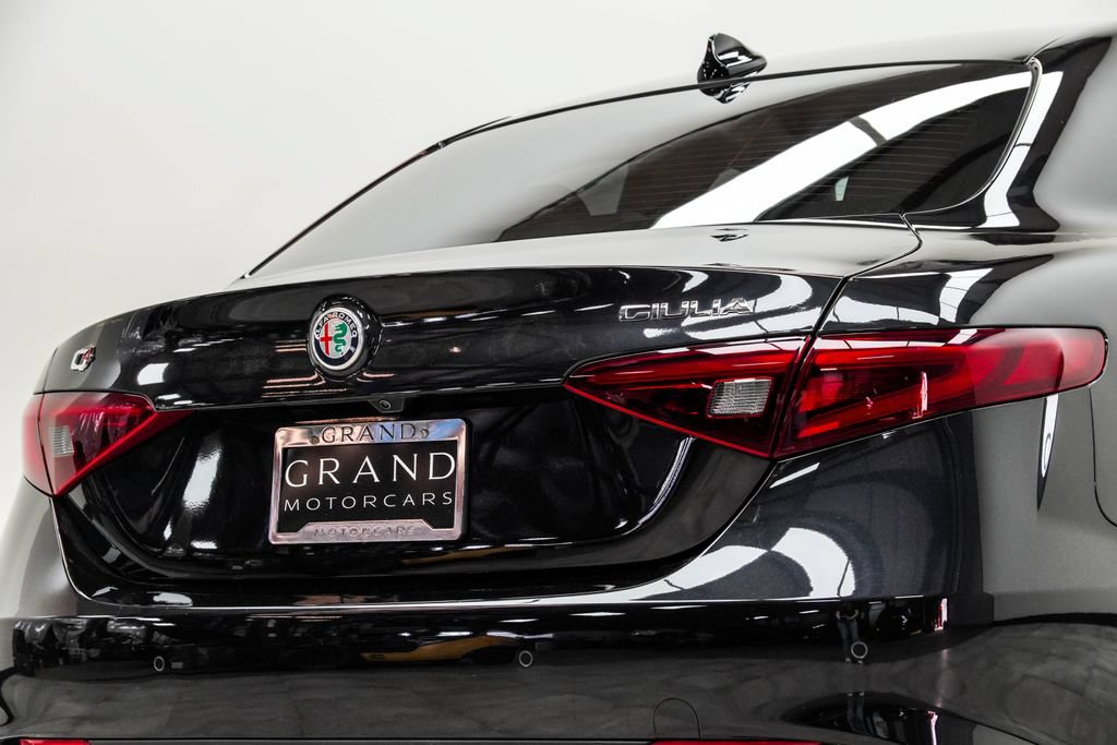Used 2023 Alfa Romeo Giulia Veloce AWD/4WD image 13
