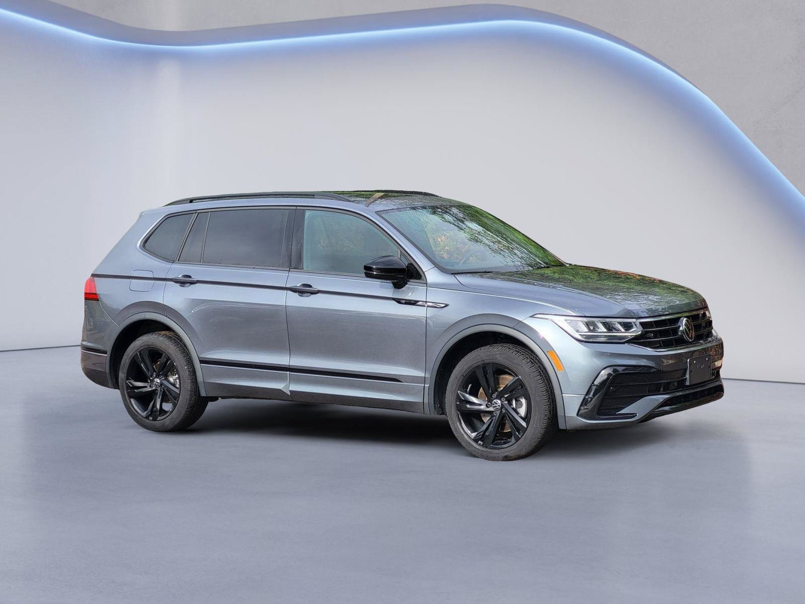 Used 2023 Volkswagen Tiguan SE R-Line AWD/4WD image 3