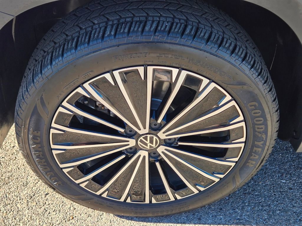 Certified 2025 Volkswagen Taos SE w/ Panoramic Sunroof Package FWD image 7